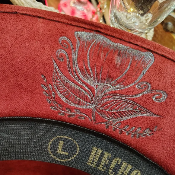 Elegant Red Hat with Floral and Bird Embroidery - Picture 3 of 3